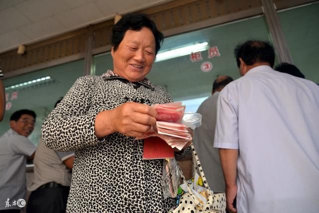 “beat365亚洲体育官方网站”府东社区:社区里的老党员带头修铁门(图2) beat·365