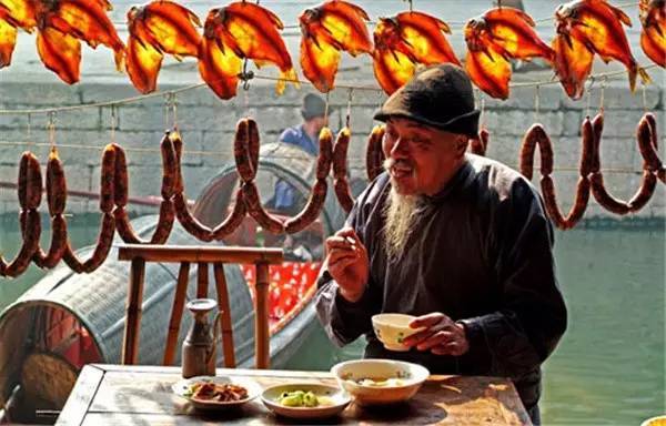 “beat365亚洲体育官方网站”府东社区:社区里的老党员带头修铁门(图1) beat365亚洲体育官方网站