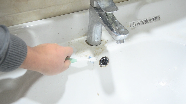 沧滩社区党员志愿者开展卫生整治活动:beat·365(图1) beat365亚洲体育官方网站